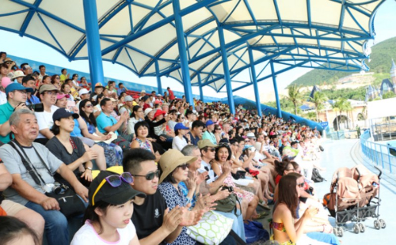 Đông đảo du khách thích thú với không gian giải trí mới tại Vinpearl Land Nha Trang.