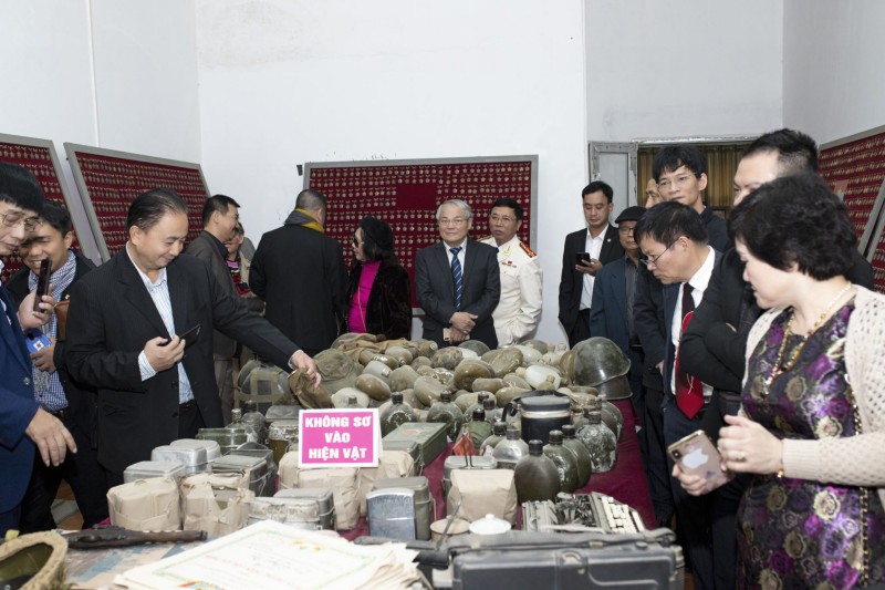 Trước khi bắt đầu chương trình, đoàn Kỷ lục gia theo chân TS. KLG Thế giới Nguyễn Ngọc Khôi tham quan bảo tàng tiền tệ - nơi kể chuyện lịch sử dân tộc qua những đồng tiền cổ.