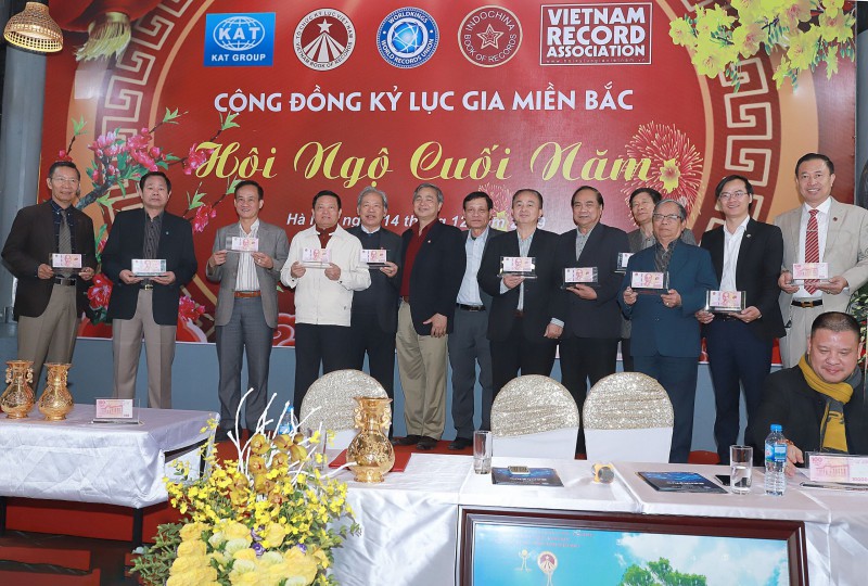 TS. KLG Thế giới Nguyễn Ngọc Khôi - Tổng giám đốc Bảo tàng tiền tệ gửi tặng đến Ban lãnh đạo của Tổ chức Kỷ lục Việt Nam món quà lưu niệm là đồng tiền kỷ niệm mang đậm dấu ấn của Bảo tàng.