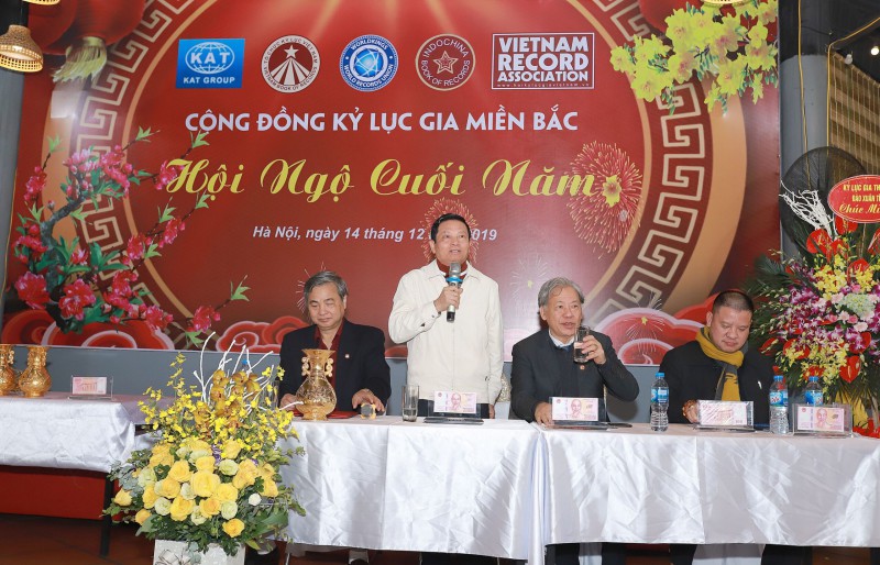 TS. Lê Doãn Hợp - Nguyên Bộ trưởng Bộ Thông tin Truyền thông - Chủ tịch Hội đồng Xác lập Kỷ lục Việt Nam (thứ hai từ trái sang).