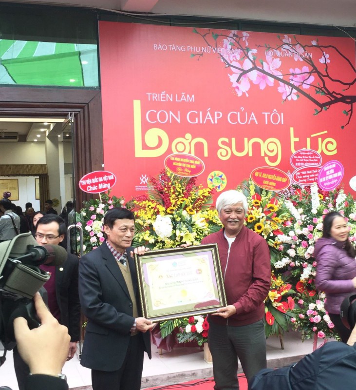 Ông Trần Chiến Thắng - Nguyên thứ trưởng Bộ Văn Hóa, phó chủ tịch TW Hội Kỷ lục Gia Việt Nam trao Kỷ lục đến nhà sử học Dương Trung Quốc.