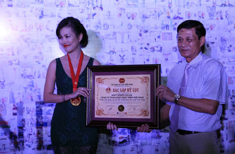 Bà Nguyễn Diễm Hoa, Tổng Giám đốc DOFY Sports, nhận chứng nhận xác lập kỷ lục bức tranh ghép chủ đề thể thao lớn nhất Việt Nam