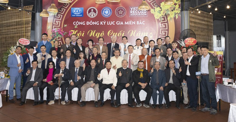 Cộng đồng Kỷ lục gia chụp ảnh lưu niệm với Ban lãnh đạo của Trung Ương Hội Kỷ lục gia Việt Nam và Ban lãnh đạo của Tổ chức Kỷ lục Việt Nam.