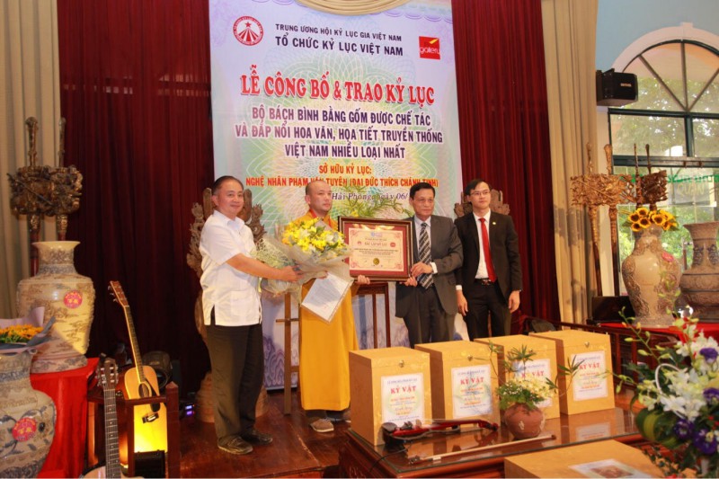 Ông Trần Chiến Thắng - Phó Chủ tịch TW Hội Kỷ lục gia Việt Nam (thứ 2 từ phải qua) trao bằng xác lập Kỷ lục đến Nghệ nhân Phạm Văn Tuyên (Đại đức Thích Chánh Tịnh).