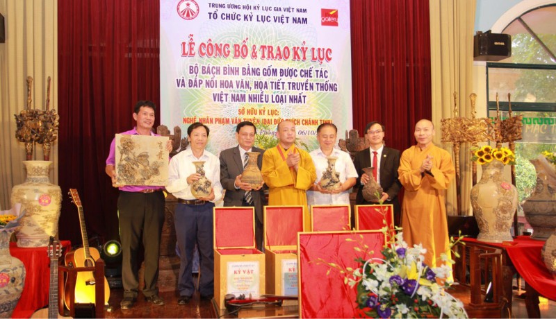 Nghệ nhân, KLG Phạm Văn Tuyên trao quà lưu niệm đến các đại biểu tham dự.