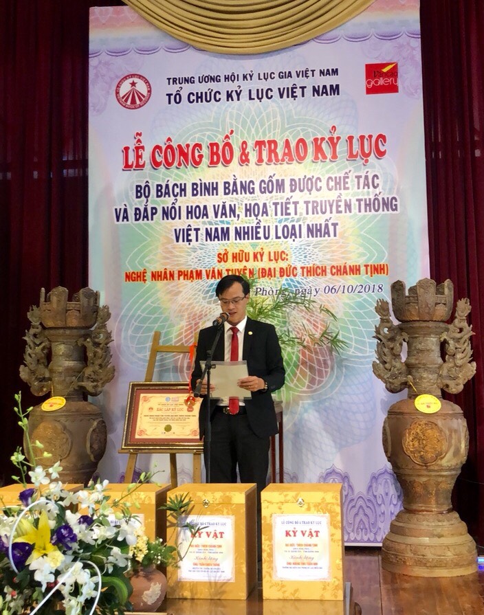 Ông Hoàng Thái Tuấn Anh - Trưởng VPĐD Phát triển các giá trị Kỷ lục miền Bắc của Tổ chức Kỷ lục Việt Nam công bố quyết định xác lập Kỷ lục.