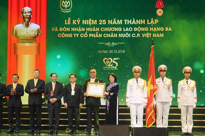  Phó Chủ tịch nước Đặng Thị Ngọc Thịnh trao Huân chương Lao động hạng Ba cho Công ty Cổ phần Chăn nuôi C.P. Việt Nam.