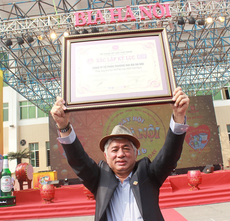 Ông Nguyễn Văn Hùng - Giám đốc Habeco Trading giơ cao chứng nhận do Tổ chức xác lập kỷ lục Việt Nam trao tại buổi lễ