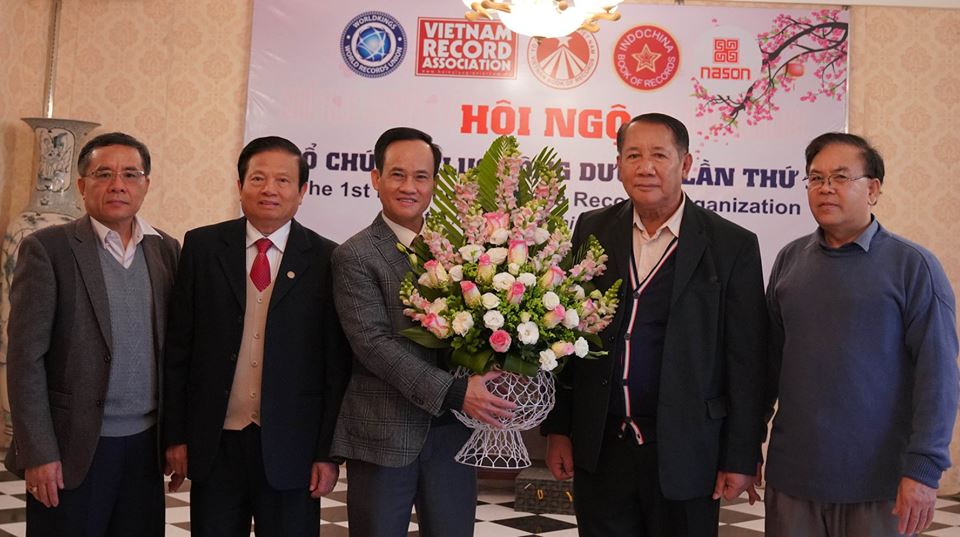 BLĐ Tổ chức Kỷ lục Đông Dương tặng hoa cám ơn TS. KLG Lê Duy Hảo.