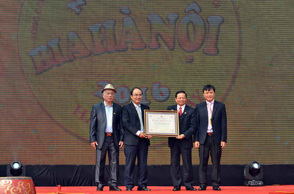 trao Giấy chứng nhận xác lập kỷ lục cho Tổng Công ty CP Bia - Rượu - Nước giải khát Hà Nội