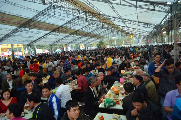Hàng nghìn người dân yêu thích bia Hà Nội tới tham dự ngày hội.