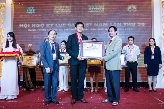 Ông Nguyễn Hữu Oanh, phó chủ tịch TW Hội Kỷ  lục Gia Việt Nam và luật sư Nguyễn Văn Viễn trao Kỷ lục đến ông Dowan Kim- Giám đốc ngành hàng điện tử của LG .
