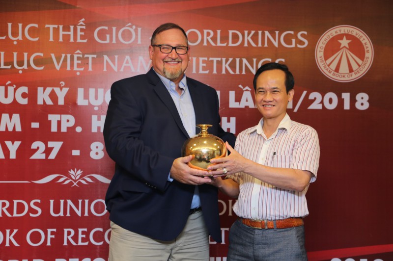 KLG Lê Duy Hảo tặng sản phẩm Gốm sứ Nason đến Ngài David Moline – Tổng Thư ký Tổ chức Kỷ lục Hoa Kỳ (USA Records)