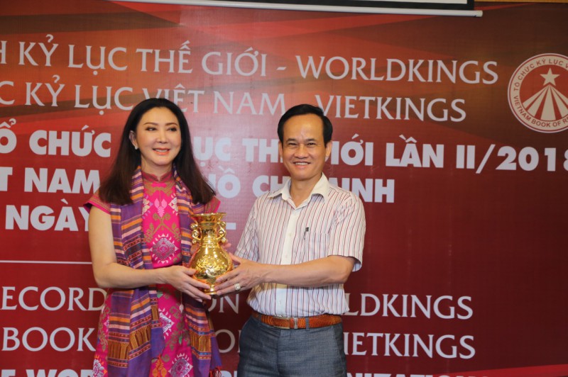  TS. KLG Lê Duy Hảo tặng sản phẩm Gốm sứ Nason đếnbà Aylawati Sarwono - TGĐ Kỷ lục Indonesia.