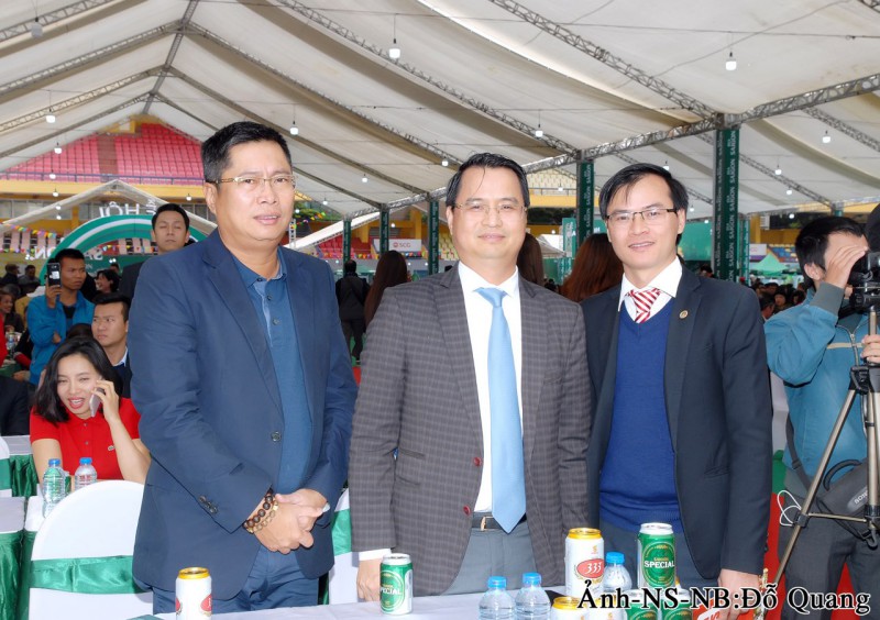 Chủ tịch HĐQT và TGĐ Tổng Công ty Cổ phần Bia – Rượu – Nước giải khát Sài Gòn chụp hình cùng đại diện Tổ chức Kỷ lục Việt Nam.