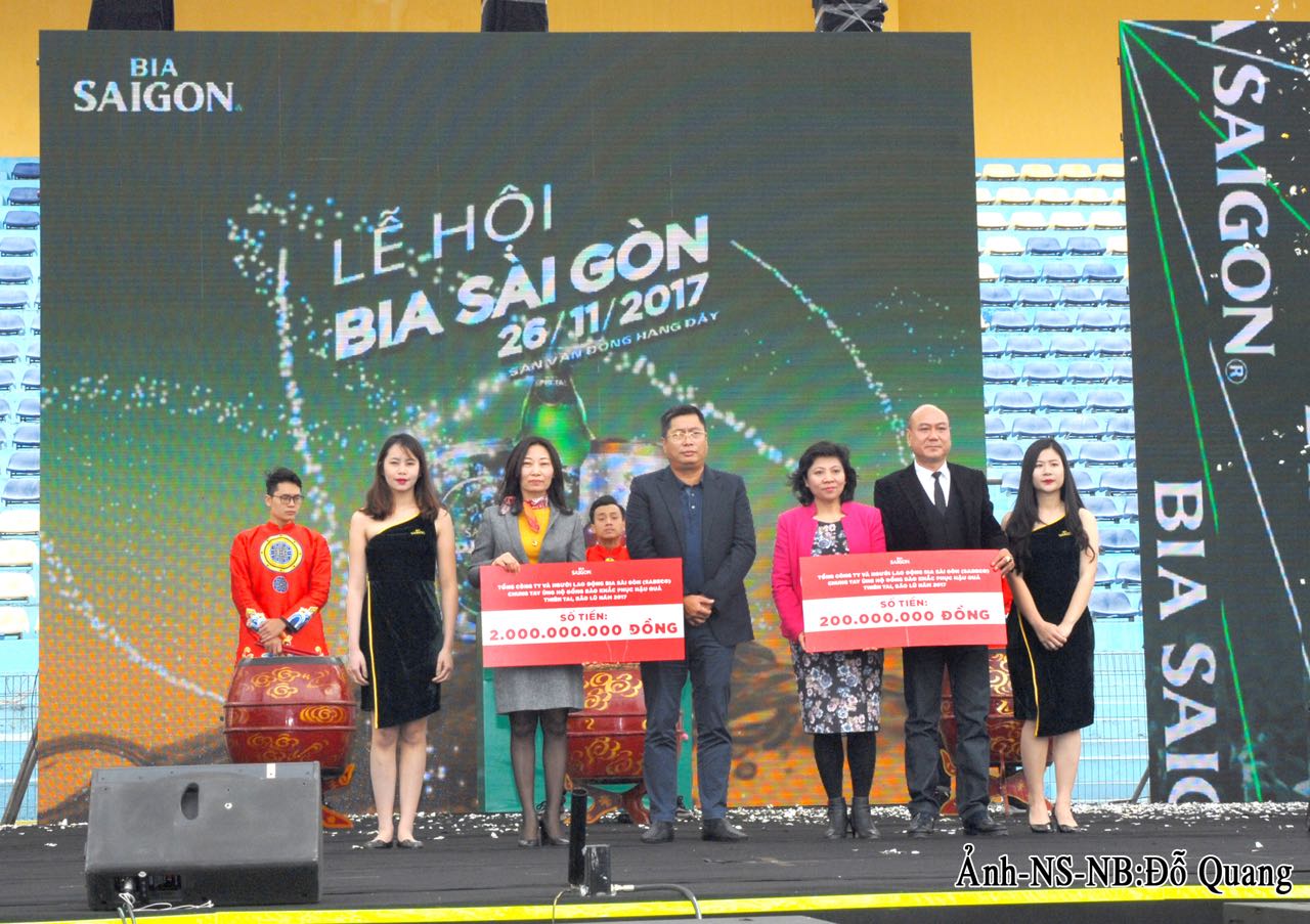Trong chương trình Lễ hội Bia Sài Gòn, Tổng công ty CP Bia - Rượu - NGK Sài Gòn đã trao số tiền 2 tỷ đồng cho Ủy ban Mặt trận tổ quốc Việt Nam, hỗ trợ người dân các vùng thiệt hại nặng vượt qua khó khăn, ổn định đời sống, sản xuất. 