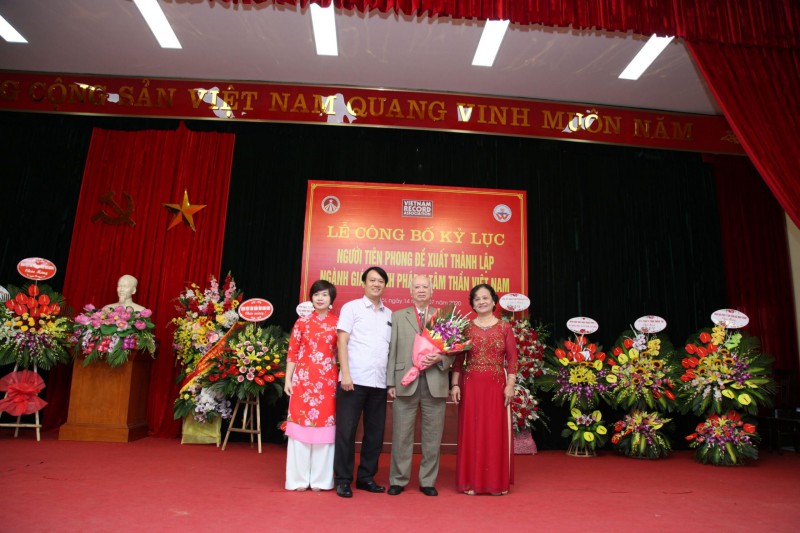Bạn bè và đồng nghiệp cùng gia đình chúc mừng PGS.TS Trần Văn Cường trong ngày đón nhận bằng Tôn vinh Giá trị Nội dung Kỷ lục.