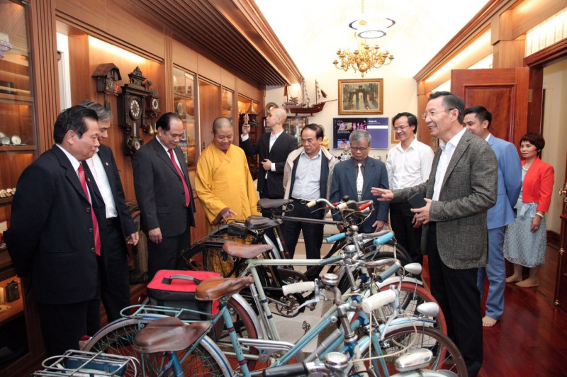 Kỷ lục gia Đào Xuân Tình giới thiệu Bộ sưu tập xe đạp Peugeot.