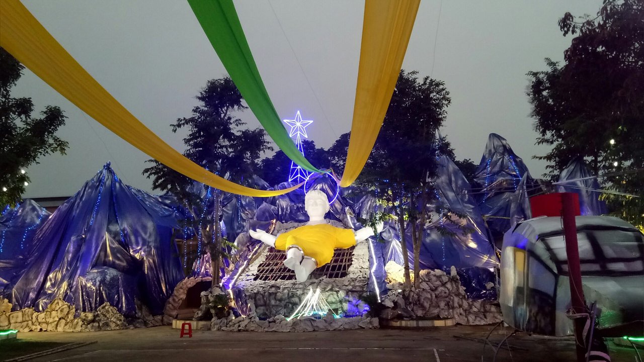 Tượng Chúa Hài Đồng bằng xốp cao 8m, sải tay dang rộng 7m, được làm lên từ 20 khối xốp được đặt trên máng cỏ, ngoài ra xung quanh tượng còn được trang trí thêm các đèn led để tạo nên sắc màu lung linh, huyền ảo vào ban đêm.
