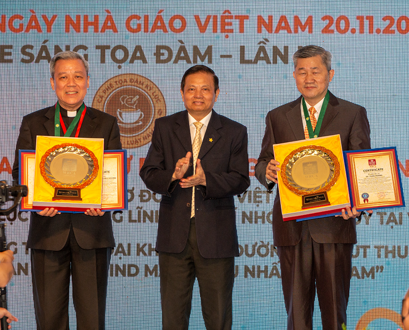 Linh mục, Kỷ lục gia Tạ Huy Hoàng (ngoài cùng bên trái) đón nhận Đĩa vàng Cống hiến do Viện Nội dung Kỷ lục Thế giới - WRCA trao tặng.