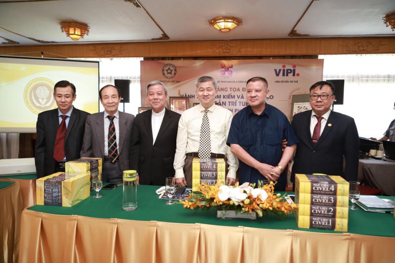 Linh mục, Kỷ lục gia Tạ Huy Hoàng trao tặng bộ sách Ngữ liệu CIVEL đến các vị lãnh đạo Kỷ lục Việt Nam tại buổi Tọa đàm Biến tài nguyên Kỷ lục thành tài sản có giá trị.
