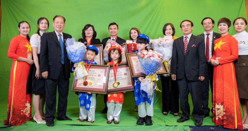 Các lãnh đạo VietKings cũng như các đại biểu và khách mời rất hào hứng trước những phần biểu diễn vô cùng tài năng của các Kỷ lục gia nhí cũng như các phần thi của các thí sinh nhỏ tuổi suốt chương trình.