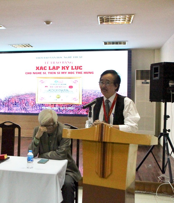 Tiến sĩ Mỹ học Phạm Thế Hùng phát biểu sau khi đón nhận Kỷ lục.