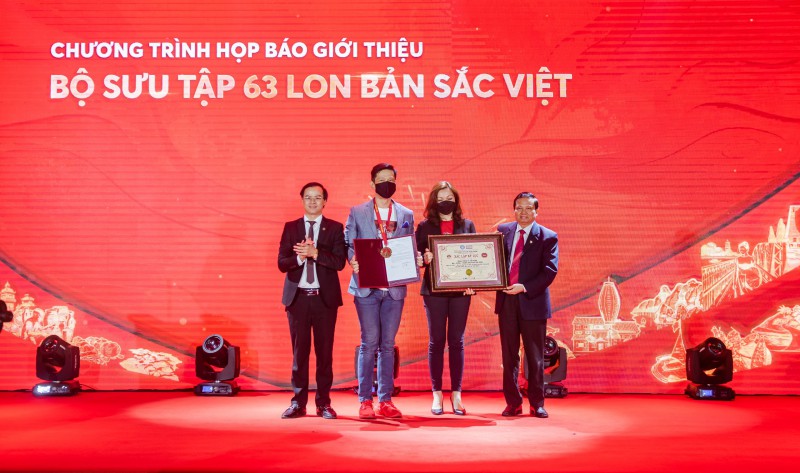 Ông Hoàng Thái Tuấn Anh - Tổng thư ký Tổ chức Kỷ lục Đông Dương, Trưởng Văn phòng đại diện Kỷ lục Việt Nam tại Hà Nội đại diện công bố quyết định Kỷ lục.