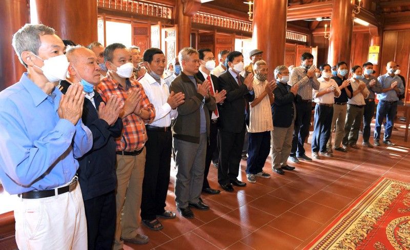 Trước khi diễn ra buổi lễ, các đại biểu đã cùng nhau dâng hương tại đình làng thôn Văn Minh.