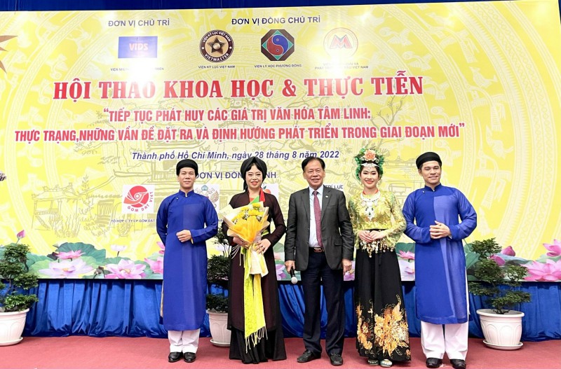 TS. Thang Văn Phúc - Chủ tịch Viện những vấn đề phát triển đại diện BTC tặng hoa các nghệ sị.