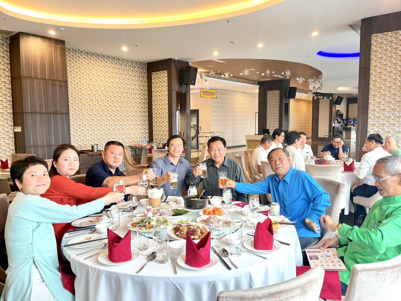 Cuối cuộc họp các đại biểu đã dùng bữa cơm thân mật do đoàn Việt Nam chiêu đãi tại khách sạn Mường Thanh Vientiane.