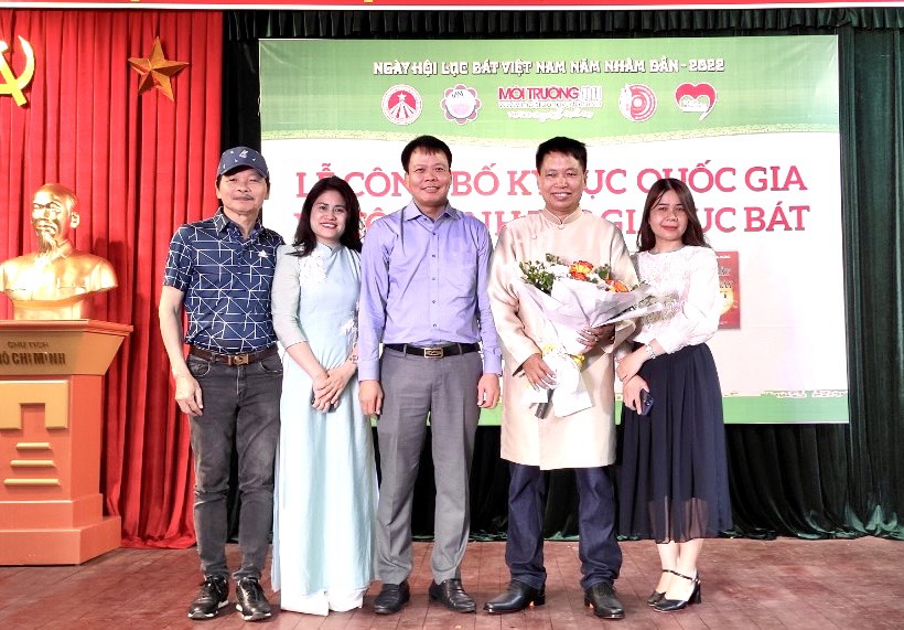 Ban lãnh đạo Tạp chí Môi trường và Đô thị Việt Nam tặng hoa chúc mừng Nhà thơ Đặng Vương Hưng.
