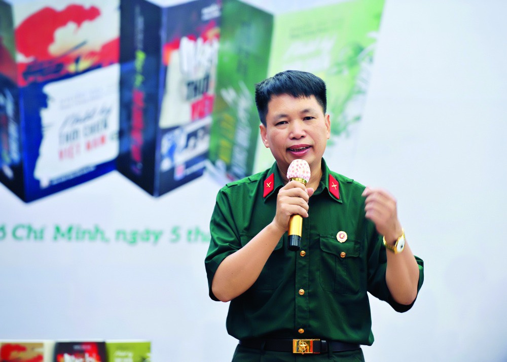 Đại tá, nhà thơ, nhà văn, Kỷ lục gia Đặng Vương Hưng.