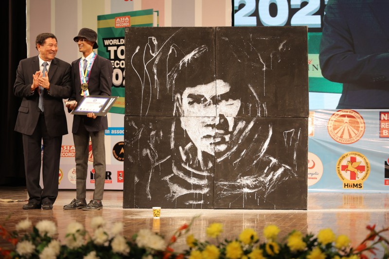 Nghệ sĩ Kỷ lục gia Ấn Độ vẽ chân dung Trung tướng Phạm Tuân.