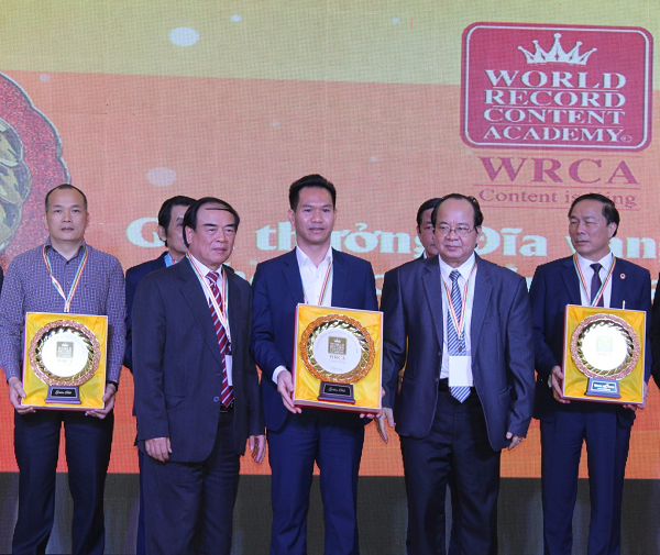 doanh nhân Nguyễn Quang Toàn đã vinh dự được đón nhận đĩa vàng cống hiến của Viện Nội dung Kỷ lục Thế giới (WRCA).