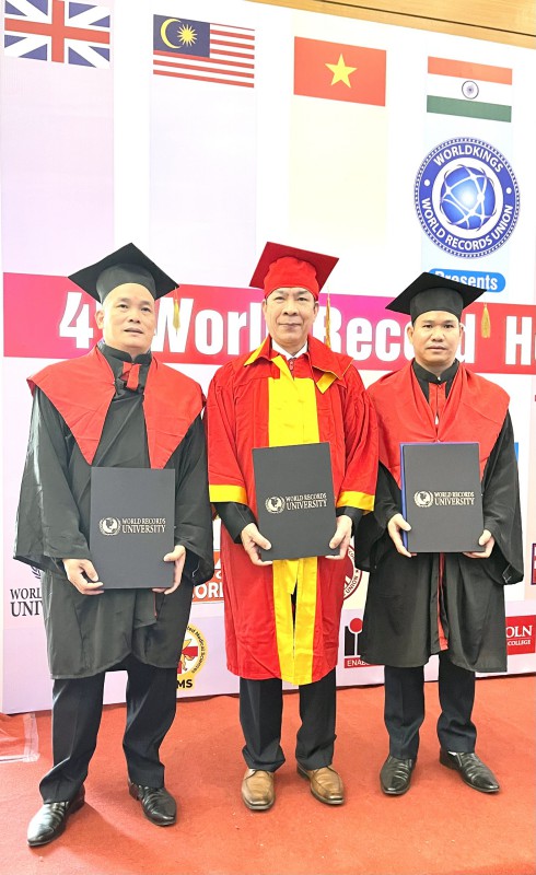 Ông Nguyễn Quang Toàn – TGĐ Công ty CP Gạch ngói Đất Việt đã vinh dự đón nhận danh hiệu Tiến sỹ danh dự của Viện Đại học Kỷ lục Thế giới (World Records University – WRU)