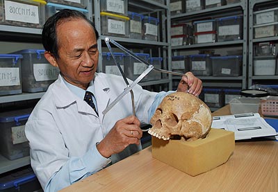 PGS, TS Nguyễn Lân Cường giới thiệu bộ xương sọ người tiền sử bé gái 4 tuổi.
