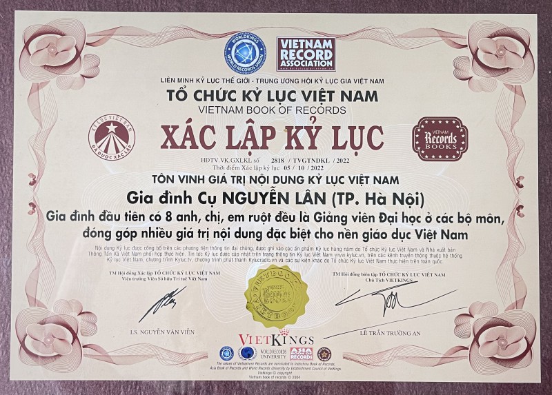 Bằng tôn vinh giá trị nội dung kỷ lục Việt Nam đến gia đình cố NGND. Nguyễn Lân.