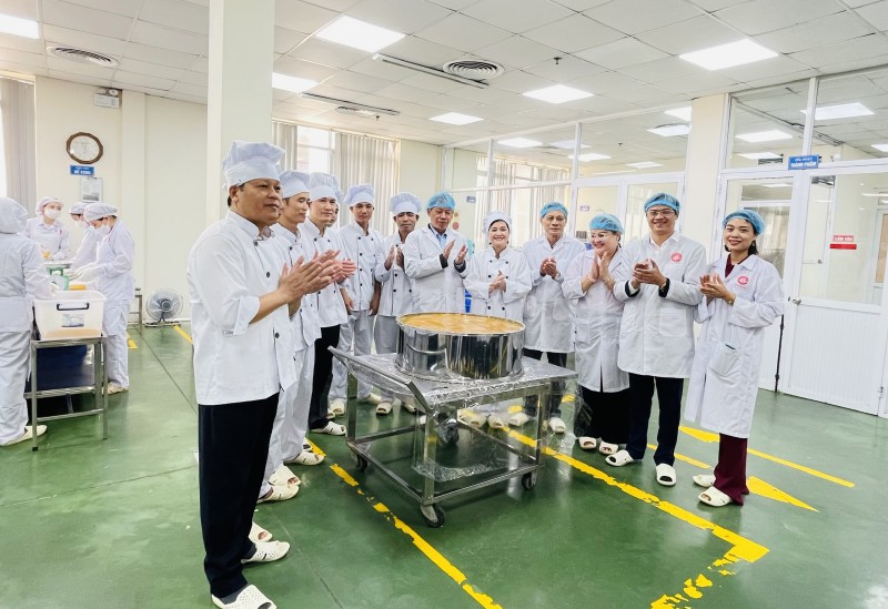 Lãnh đạo Tổ chức Kỷ lục Việt Nam trực tiếp thẩm định quá trình thực hiện và hoàn thành cặp bánh.