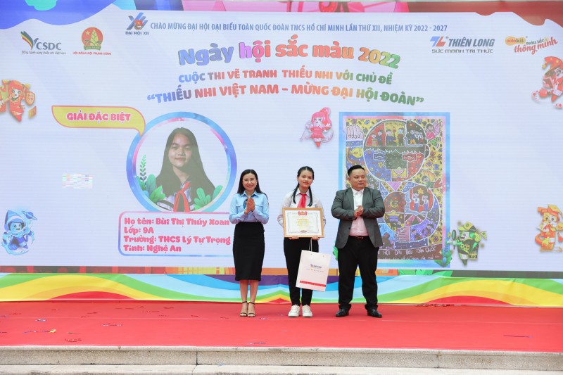 BTC trao giải đặc biệt cho Tác phẩm "Tuổi trẻ và khát vọng" của em Bùi Thị Thúy Xoan (tỉnh Nghệ An).