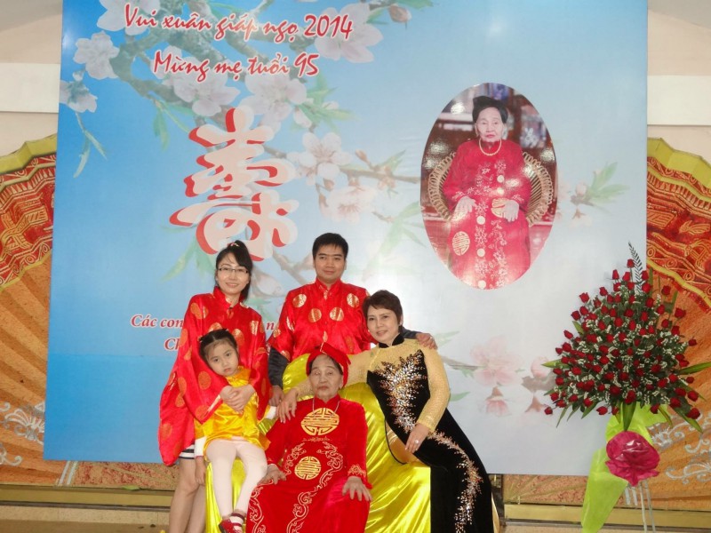 Cụ Bà Nguyễn Thị Tửu và con cháu trong lễ mừng thọ 95 tuổi của mình (Ảnh gia đình cung cấp).