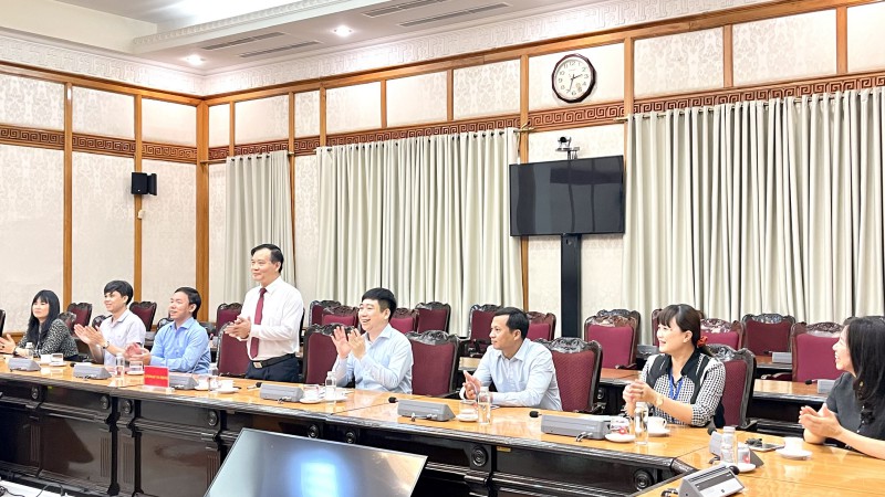 Ông Bùi Văn Thạch - Phó Văn phòng TW Đảng giới thiệu với đoàn thành phần tham gia tiếp đón đoàn.
