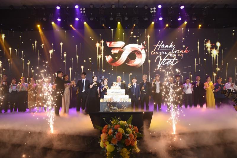 Ông Lê Thanh Thản - Chủ tịch Tập đoàn cùng BLĐ cắt bánh sinh nhật nhân dịp kỷ niệm 30 ngày thành lập.