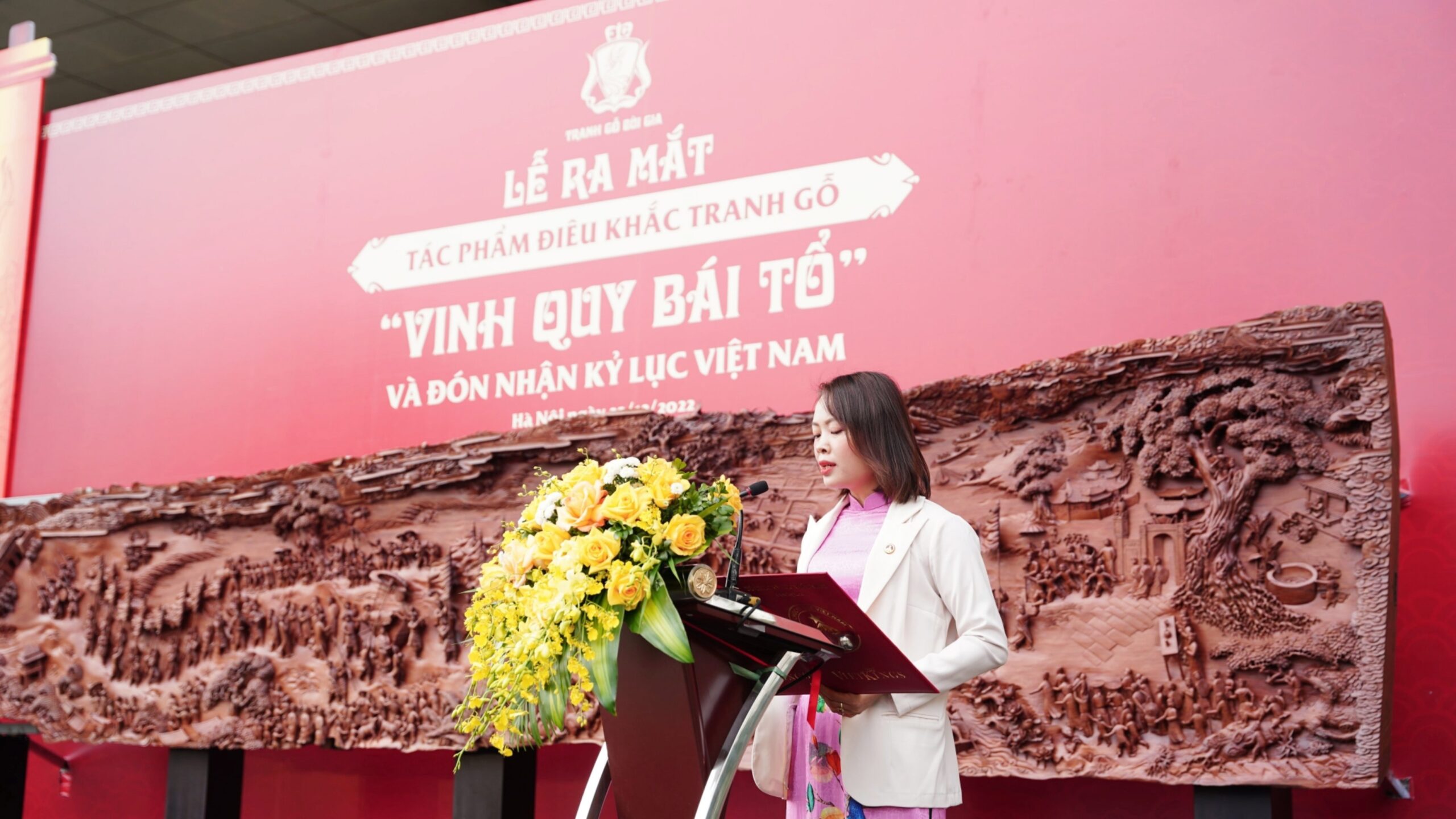 Bà Phạm Thị Vân - Trưởng đại diện Tổ chức Niên lịch và Thành Tựu Việt Nam tại miền Bắc thay mặt Hội đồng Viện Kỷ lục công bố quyết định xác lập kỷ lục Việt Nam.