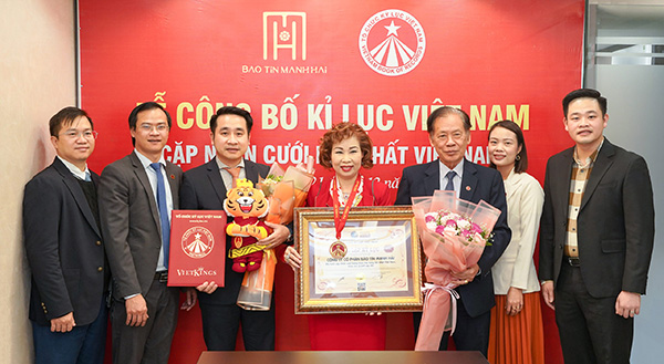 Đại diện Tổ chức Kỷ lục Việt Nam chụp hình lưu niệm với Ban lãnh đạo đơn vị .
