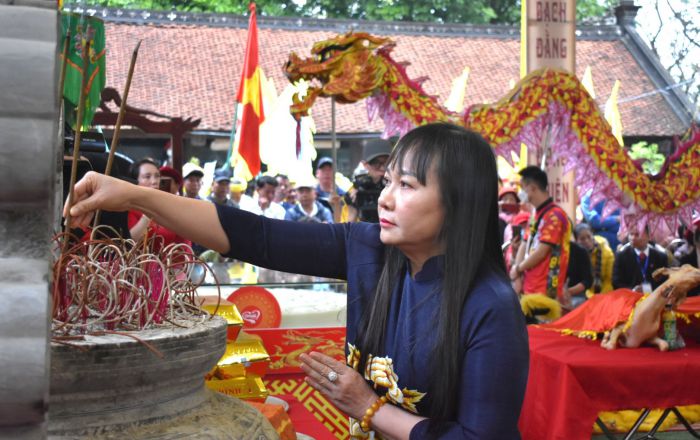 Bà Phan Thị Châm - Chủ tịch HĐQT Công ty CP Quốc tế Bảo Hưng dâng hương tại đền Trần - Thái Bình.
