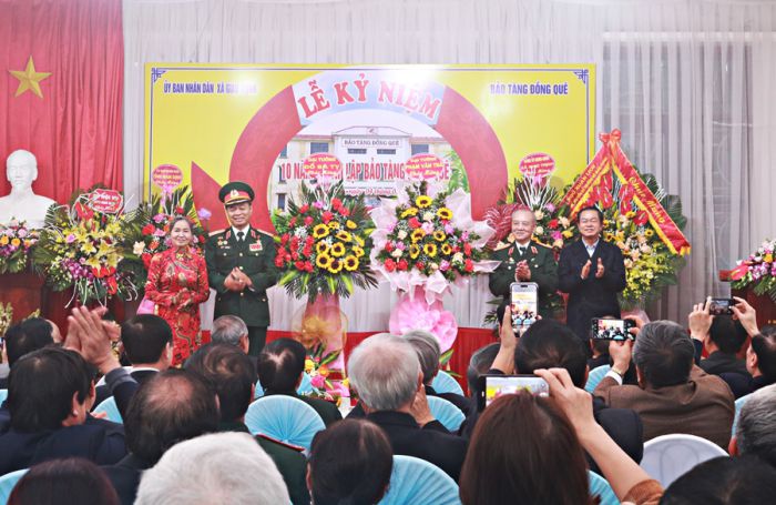 Đại tướng Phạm Văn Trà và Đại tướng Đỗ Bá Tỵ tặng hoa chúc mừng Bảo tàng Đồng Quê nhân dịp kỷ niệm 10 năm thành lập.