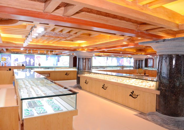 Tầng hầm là nới trưng bày và bán các sản phẩm đá quý cao cấp.