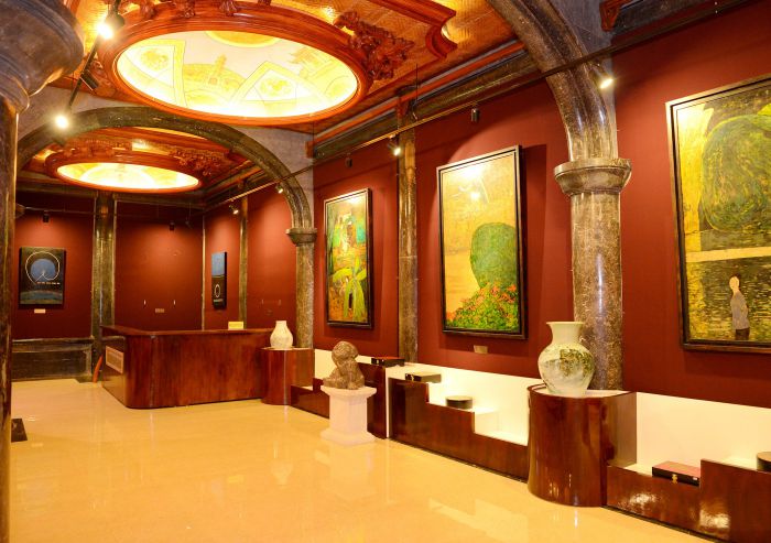 Tòa lâu đài được thiết kế 3 tầng nổi, 1 tầng chìm với 9 vòm tròn được trang trí các hoa văn, họa tiết thể hiện nét văn hóa đặc trưng của Việt Nam từ thời đại Hùng Vương đến thời nhà Nguyễn.