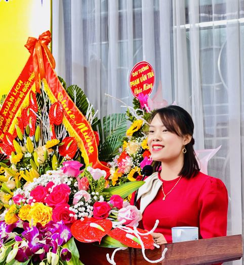 Bà Phạm Thị Vân - Trưởng đại diện Tổ chức Niên lịch và Thành Tựu Việt Nam tại miền Bắc thay mặt Hội đồng Viện Kỷ lục công bố Quyết định công nhận giá trị niên lịch và thành tựu của đơn vị.